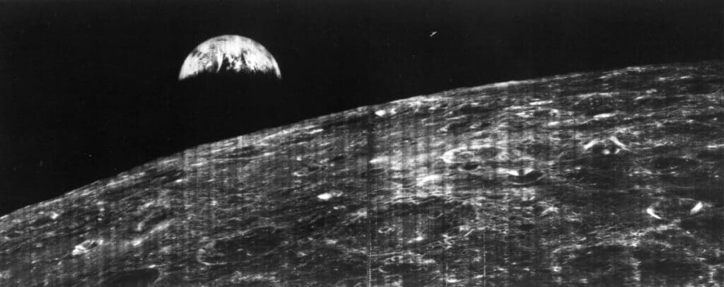 The first photo of the Earth seen from the Moon was transmitted on August 23, 1966 from the Lunar Orbiter I to the Robledo de Chavela space station, in Spain. 